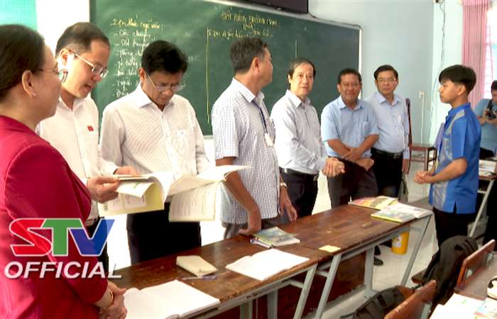 Đoàn giám sát của Ủy ban Thường vụ Quốc hội làm việc tại trường THPT DTNT Huỳnh Cương và TX. Vĩnh Châu